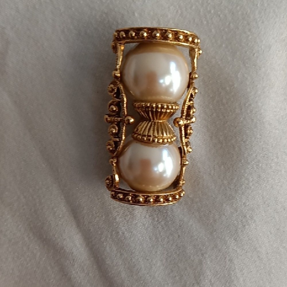 Elegant Gold and Pearl Women's Brooch